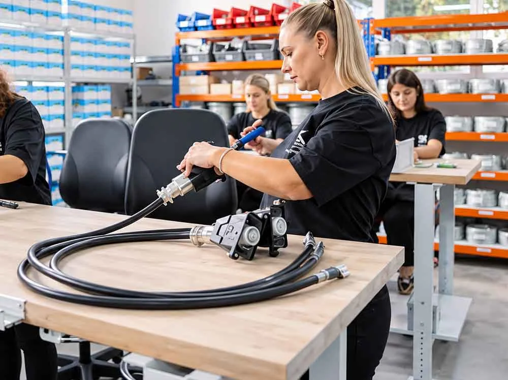Montagearbeiten an einem Arbeitsplatz bei SwiKosCon