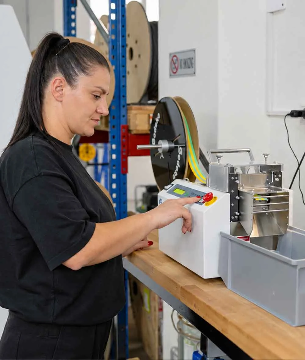 Handarbeit an einem Bauteil in der Fertigung